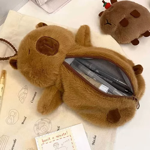カピバラのふわふわペンポーチ